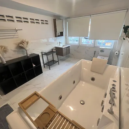 4 Bedroom House With Beautiful Rooftop Near Bts Ekkamai Bangkok Exterior photo