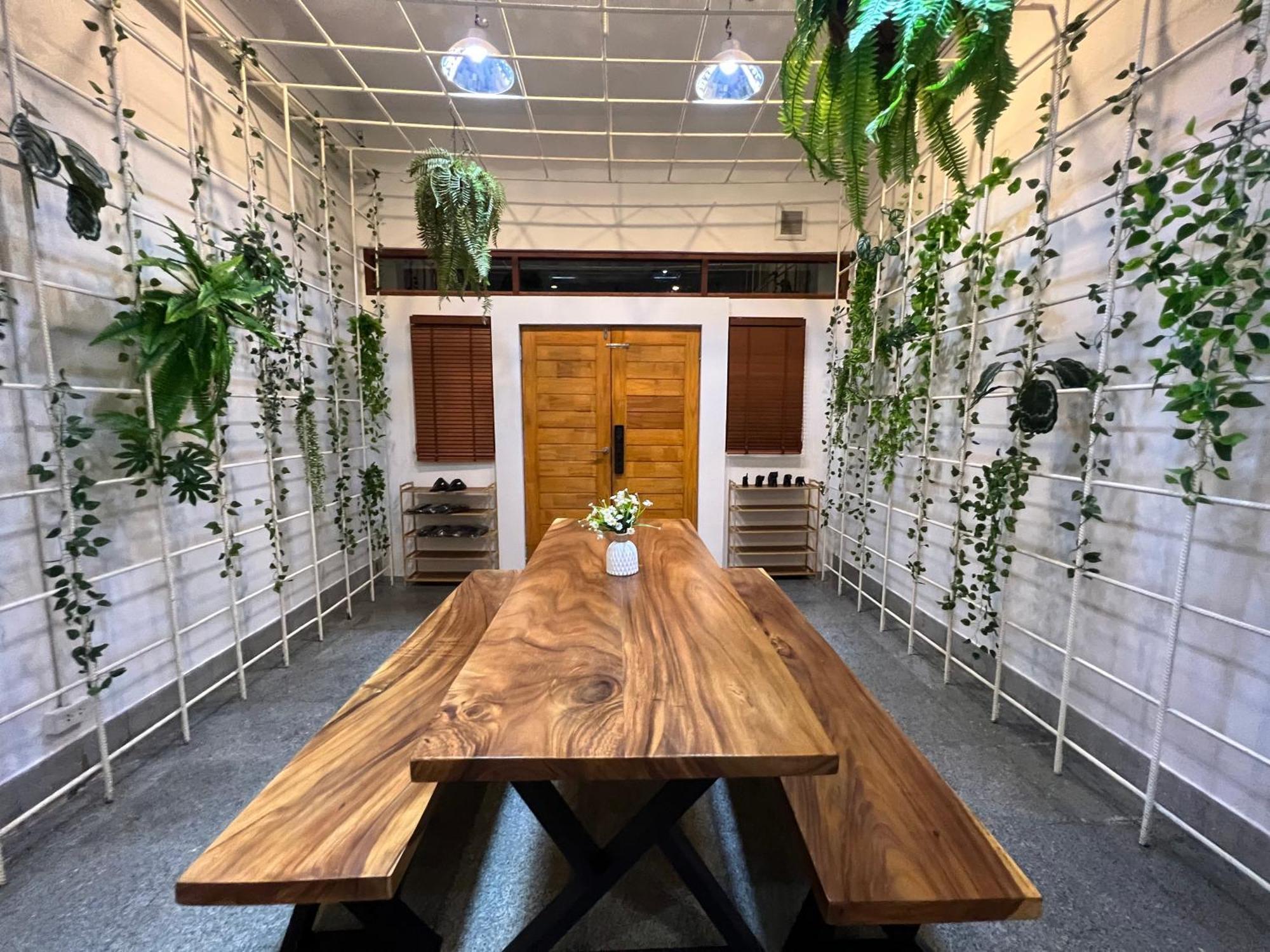 4 Bedroom House With Beautiful Rooftop Near Bts Ekkamai 別墅 曼谷
