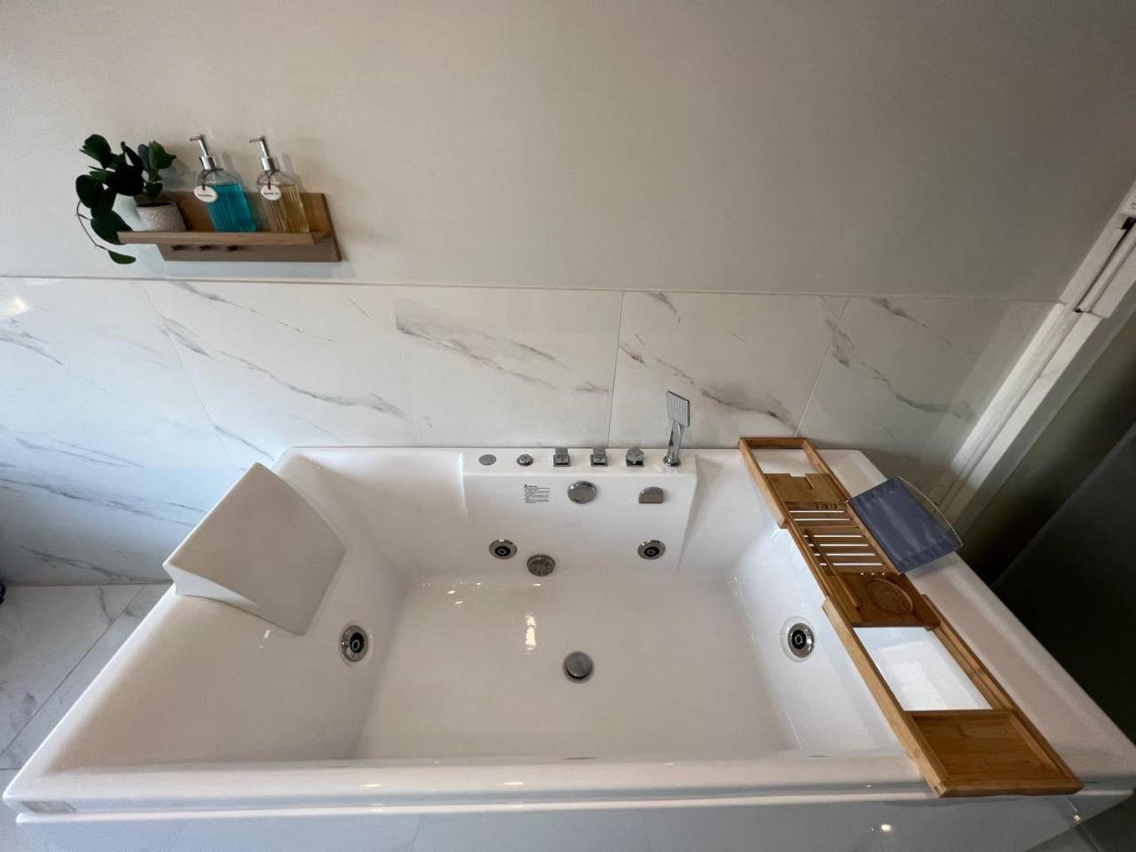 4 Bedroom House With Beautiful Rooftop Near Bts Ekkamai 別墅 曼谷